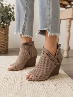 Yoki "Danifer-26" Perforated Peep Toe Wedge Sandals